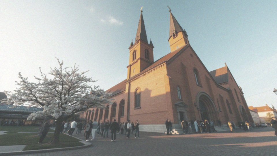 Jakie jest znaczenie obecności we wspólnocie w kontekście snu o kościele?