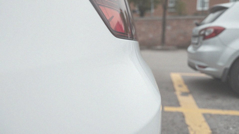 Co zrobić w przypadku zarysowania auta na parkingu?