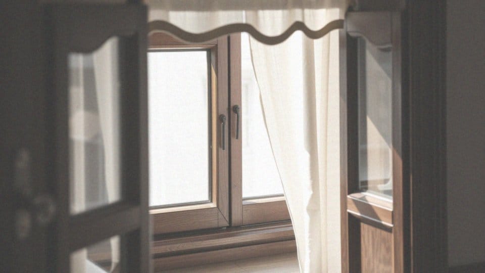 Jakie dodatkowe rozwiązania warto zastosować w obróbce okien?